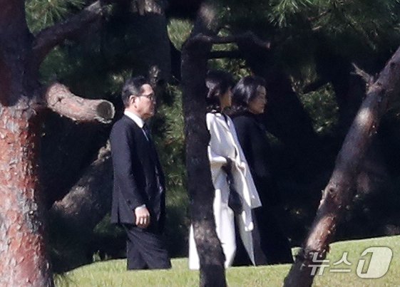 본문 이미지 - 이재용 삼성전자 회장(왼쪽부터)과 이부진 신라호텔 사장, 서현 삼성물산 사장이 25일 오전 경기도 수원시 장안구 소재 故 이건희 삼성 선대회장 선영에서 열린 4주기 추도식에 참석하고 있다. 2024.10.25/뉴스1 ⓒ News1 김영운 기자