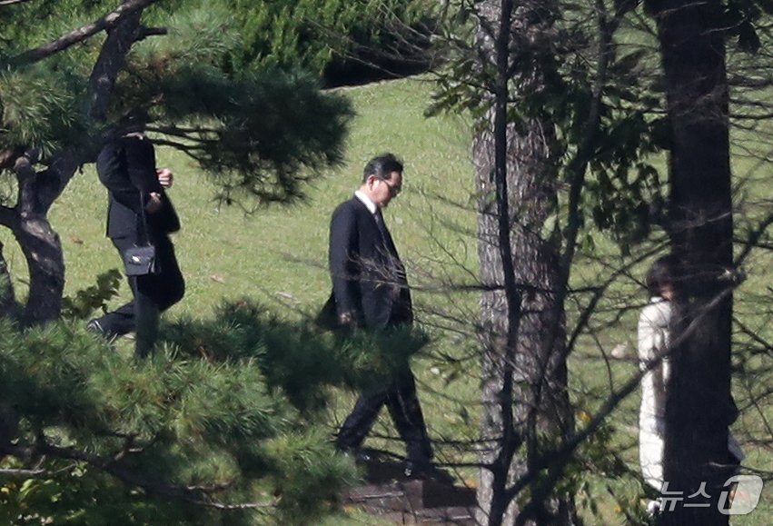 본문 이미지 - 이재용 삼성전자 회장이 25일 오전 경기도 수원시 장안구 소재 故 이건희 삼성 선대회장 선영에서 열린 4주기 추도식을 마치고 선영을 떠나고 있다. 2024.10.25/뉴스1 ⓒ News1 김영운 기자