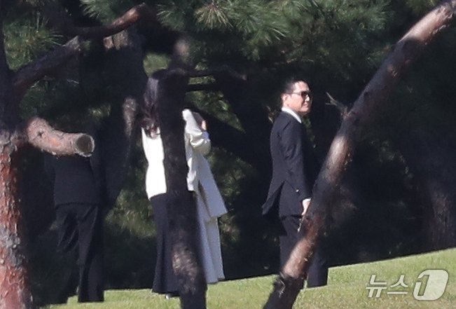 본문 이미지 - 이재용 삼성전자 회장이 25일 오전 경기도 수원시 장안구 소재 故 이건희 삼성 선대회장 선영에서 열린 4주기 추도식을 마치고 선영을 떠나고 있다. 2024.10.25/뉴스1 ⓒ News1 김영운 기자