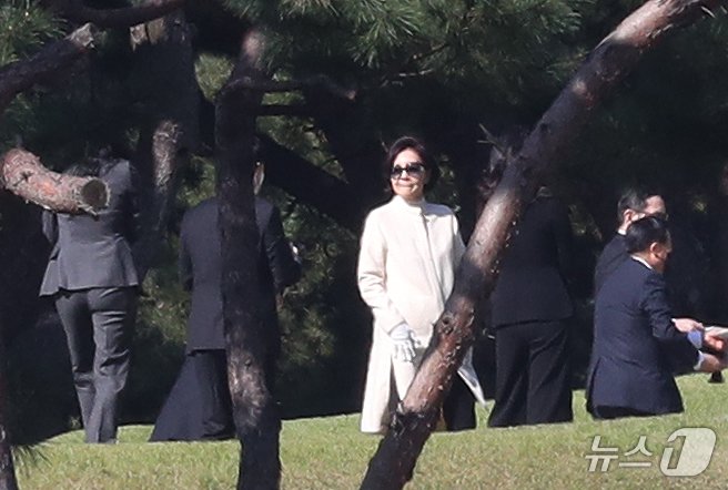 본문 이미지 - 홍라희 전 리움미술관장이 25일 오전 경기도 수원시 장안구 소재 故 이건희 삼성 선대회장 선영에서 열린 4주기 추도식에 참석하고 있다. 2024.10.25/뉴스1 ⓒ News1 김영운 기자