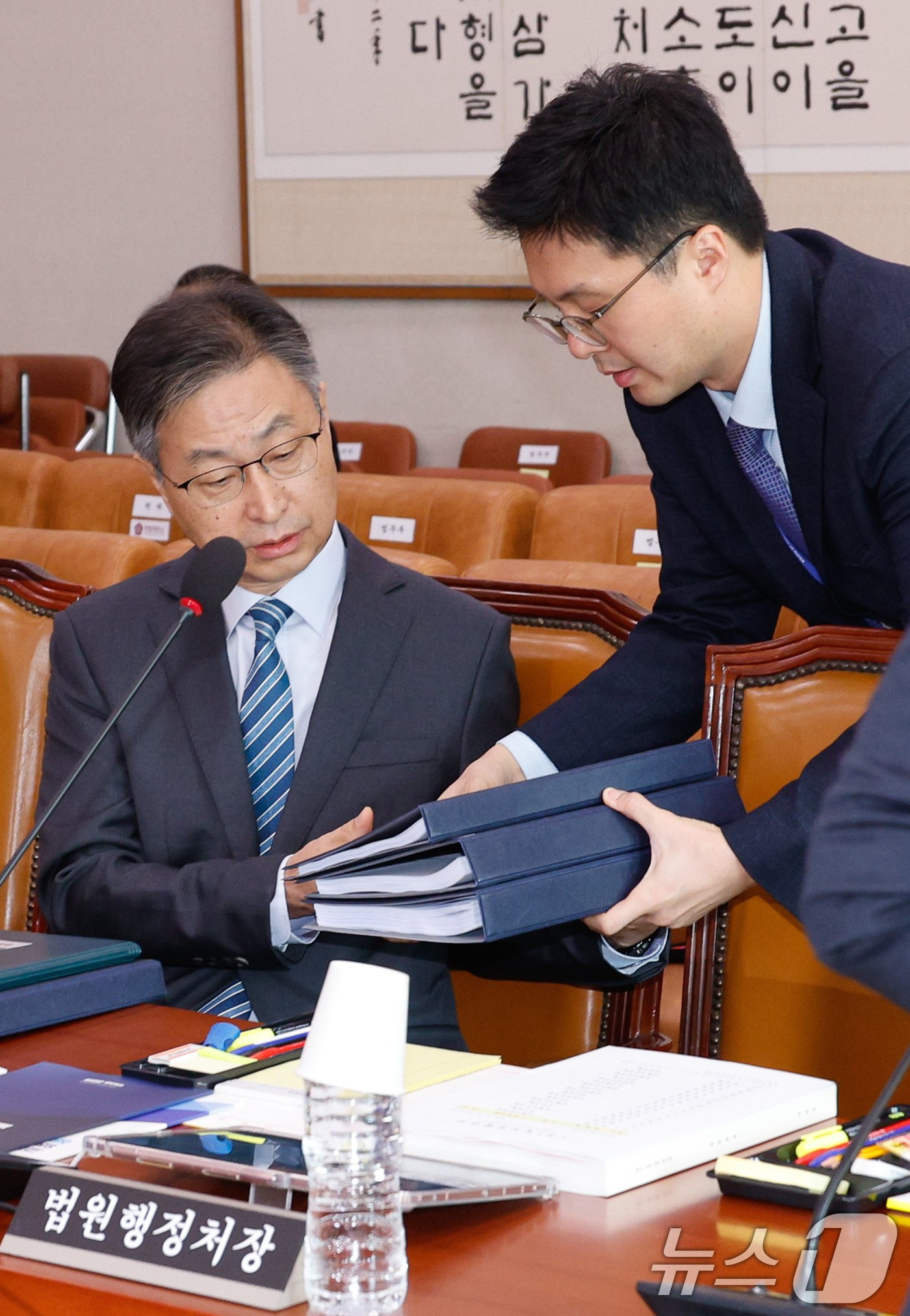 본문 이미지 - 최재해 감사원장이 25일 오전 서울 여의도 국회 법제사법위원회에서 열린 법무부·법제처·감사원·고위공직자범죄수사처·헌법재판소·대법원 종합 국정감사에 출석해 자료를 받고 있다. 2024.10.25/뉴스1 ⓒ News1 안은나 기자