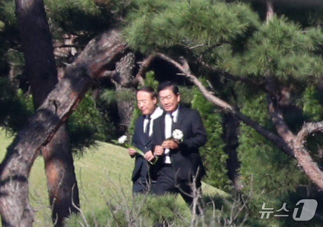 본문 이미지 - 전영현 삼성전자 부회장(왼쪽부터)과 한종희 삼성전자 부회장이 25일 오전 경기도 수원시 장안구 소재 故 이건희 삼성 선대회장 선영에서 열린 4주기 추도식에 참석하고 있다. 2024.10.25/뉴스1 ⓒ News1 김영운 기자