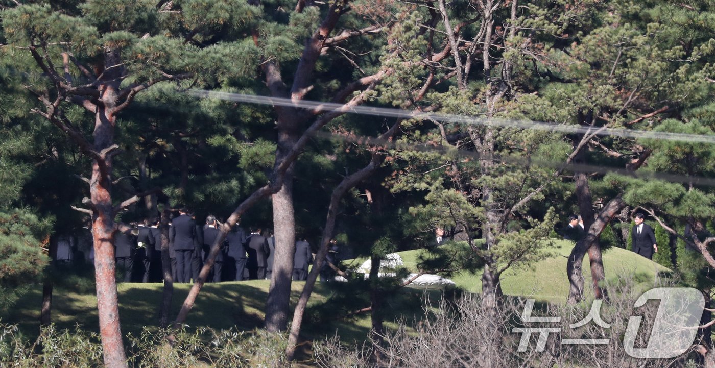 삼성전자 현직 사장단이 25일 오전 경기도 수원시 장안구 소재 故 이건희 삼성 선대회장 선영에서 열린 4주기 추도식에 참석하고 있다. 2024.10.25/뉴스1 ⓒ News1 김영운 기자