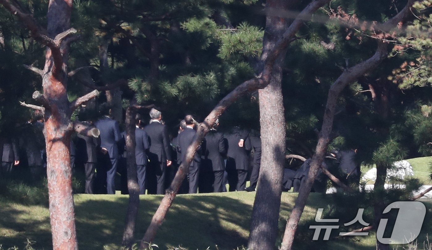 본문 이미지 - 삼성전자 현직 사장단이 25일 오전 경기도 수원시 장안구 소재 故 이건희 삼성 선대회장 선영에서 열린 4주기 추도식에 참석하고 있다. 2024.10.25/뉴스1 ⓒ News1 김영운 기자