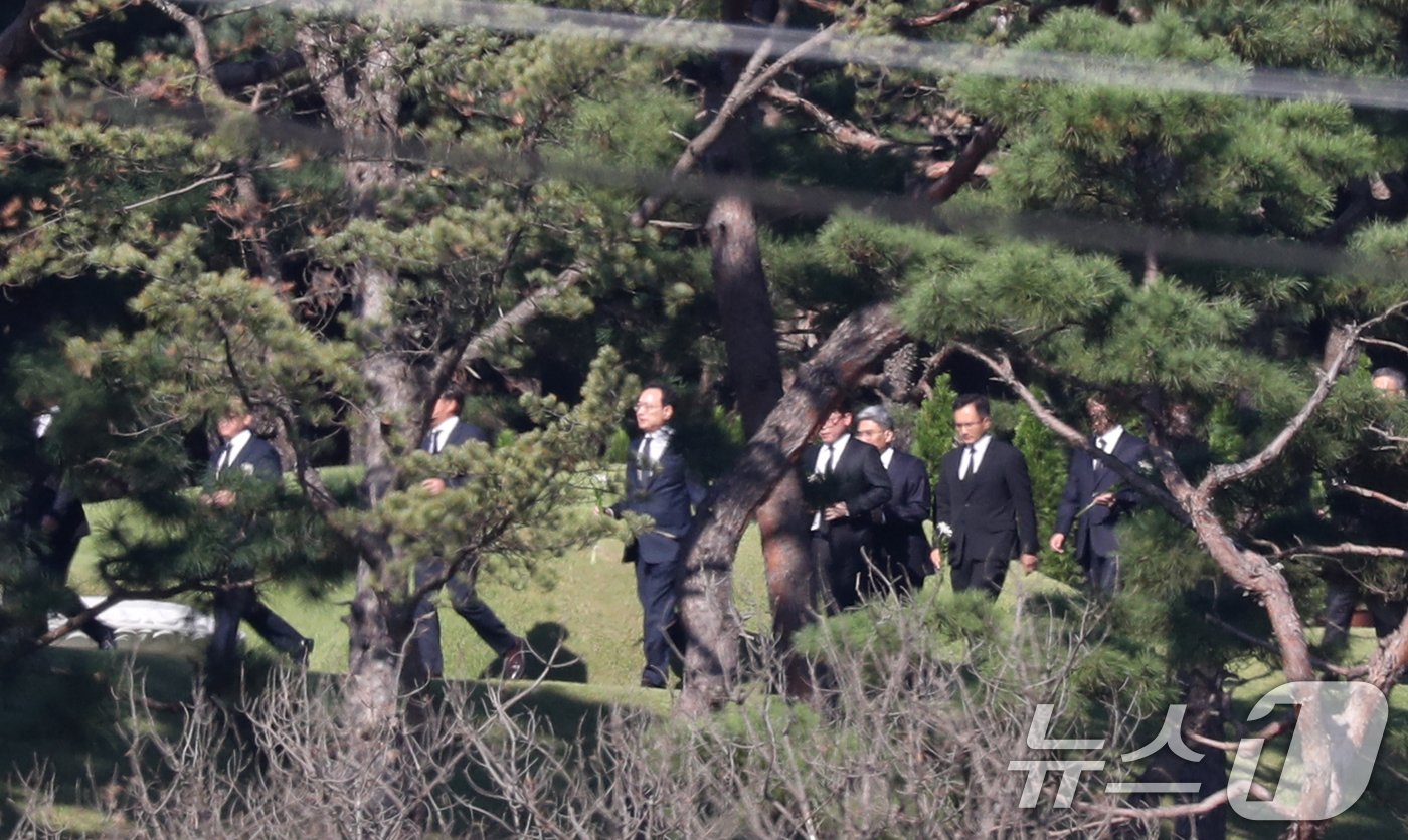 본문 이미지 - 삼성전자 현직 사장단이 25일 오전 경기도 수원시 장안구 소재 故 이건희 삼성 선대회장 선영에서 열린 4주기 추도식에 참석하고 있다. 2024.10.25/뉴스1 ⓒ News1 김영운 기자