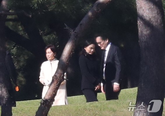 본문 이미지 - 홍라희 전 리움미술관장(왼쪽부터)과 이서현 삼성물산 사장, 이재용 삼성전자 회장이 25일 오전 경기도 수원시 장안구 소재 故 이건희 삼성 선대회장 선영에서 열린 4주기 추도식에 참석하고 있다. 2024.10.25/뉴스1 ⓒ News1 김영운 기자