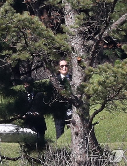 본문 이미지 - 이재용 삼성전자 회장이 25일 오전 경기도 수원시 장안구 소재 故 이건희 삼성 선대회장 선영에서 열린 4주기 추도식에 참석하고 있다. 2024.10.25/뉴스1 ⓒ News1 김영운 기자