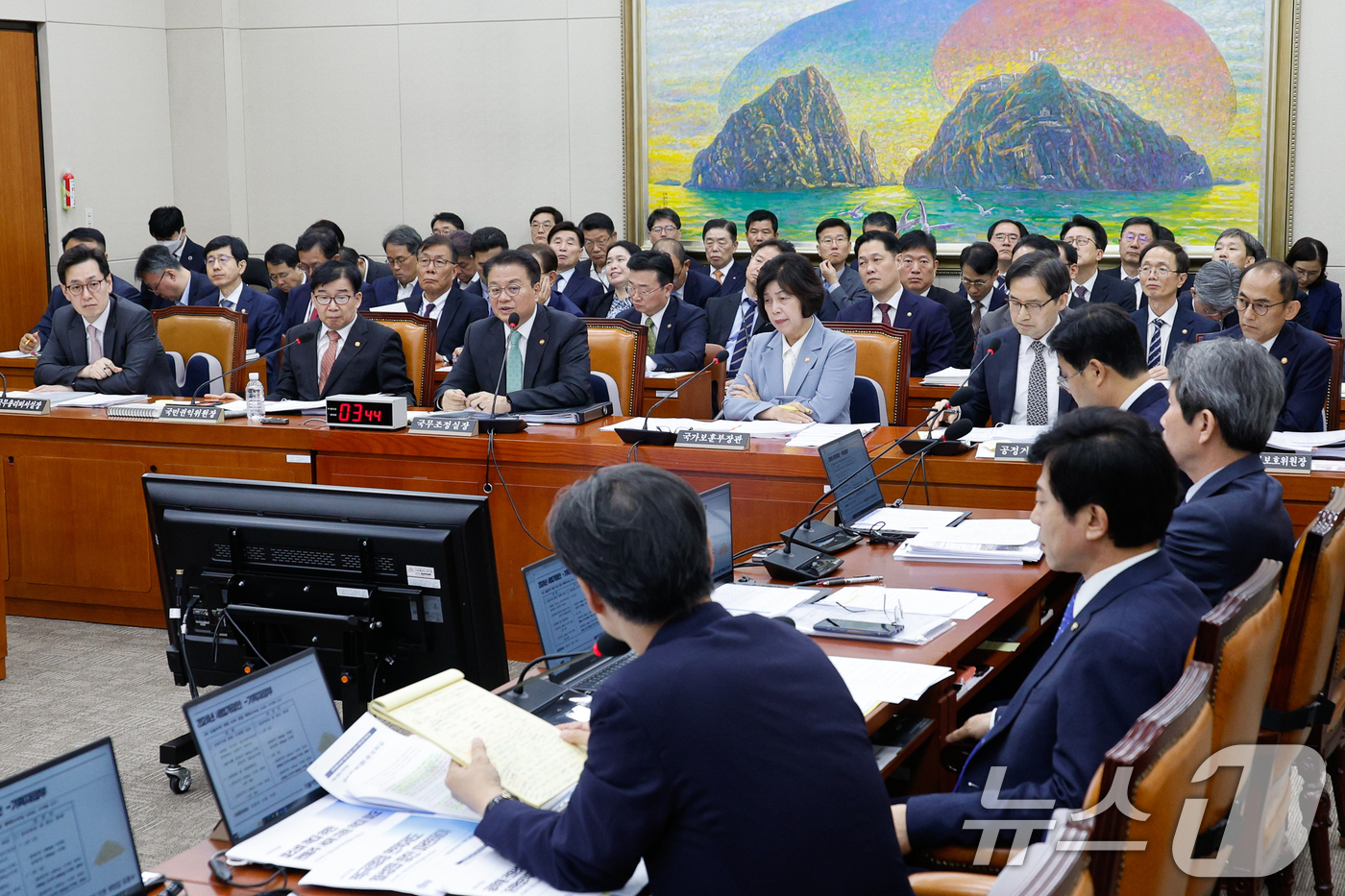 (서울=뉴스1) 안은나 기자 = 방기선 국무조정실장이 25일 서울 여의도 국회 정무위원회에서 열린 국가보훈부·국무조정실·공정거래위원회·국민권익위원회 등 종합 국정감사에서 의원 질의 …