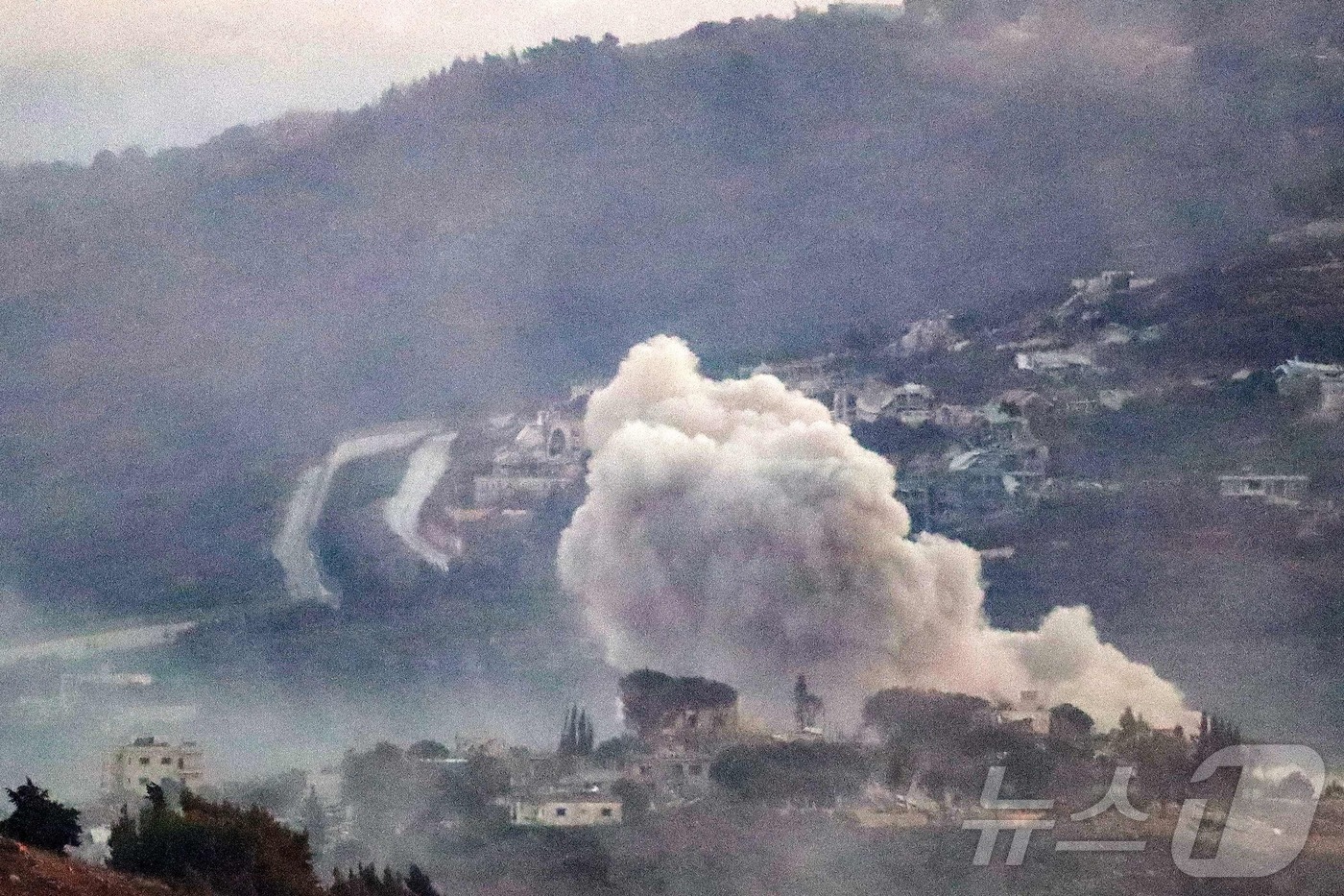 (마르자윤 AFP=뉴스1) 우동명 기자 = 24일(현지시간) 레바논 남부 마르자윤에서 이스라엘 군의 포격을 받아 연기가 솟아 오르고 있다. 2024.10.25ⓒ AFP=뉴스1