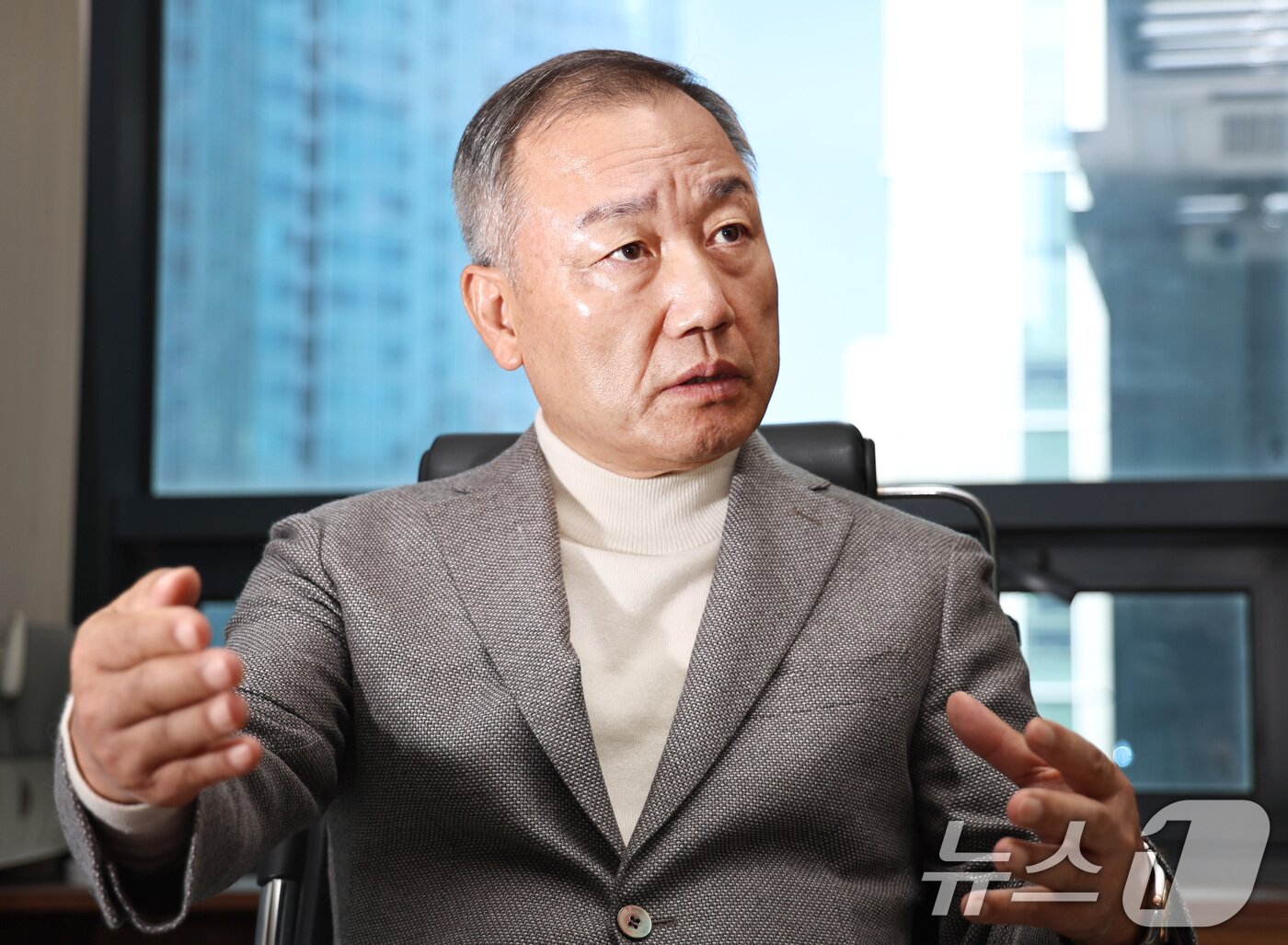 본문 이미지 - '주식농부' 박영옥 스마트인컴 대표가 25일 서울 여의도 사무실에서 뉴스1과 인터뷰하고 있다. 2024.10.25/뉴스1 ⓒ News1 구윤성 기자