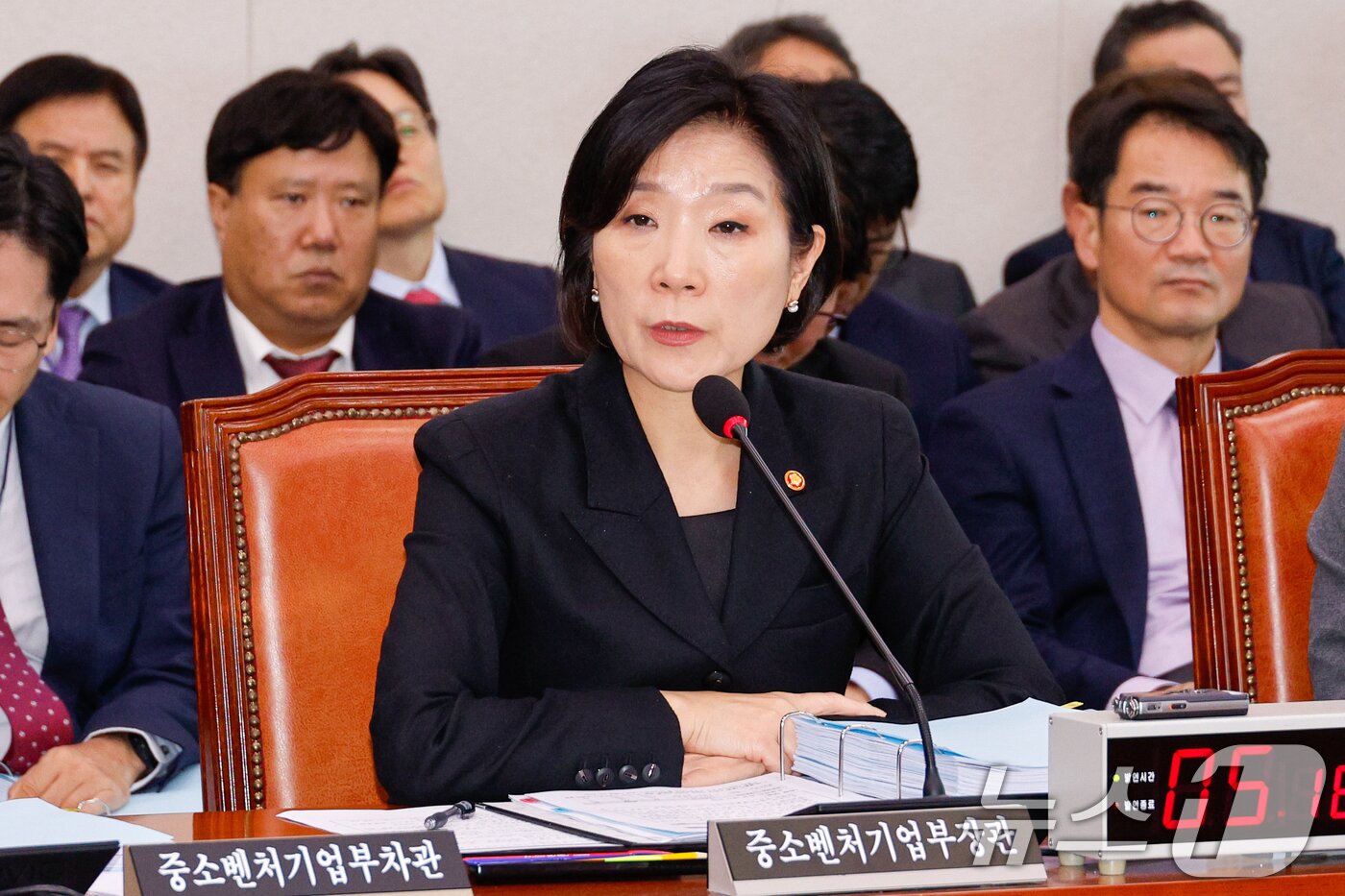 본문 이미지 - 오영주 중소벤처기업부 장관이 25일 서울 여의도 국회 산업통상자원중소벤처기업위원회에서 열린 중소벤처기업부 특허청 등 종합 국정감사에서 의원 질의에 답하고 있다. 2024.10.25/뉴스1 ⓒ News1 안은나 기자