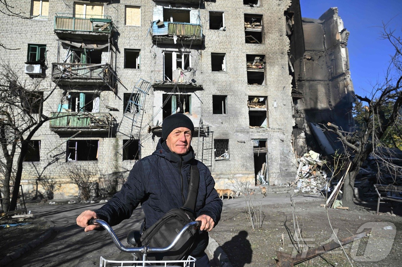 본문 이미지 - 24일&#40;현지시간&#41; 우크라이나 도네츠크 지역 라이만에서 러시아 공습으로 무너진 아파트 건물 모습. 2024.10.24 ⓒ AFP=뉴스1 ⓒ News1 김지완 기자