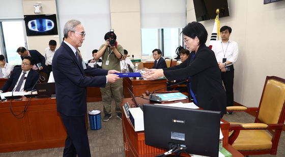 [국감]선서문 전달하는 김영섭 KT 대표이사