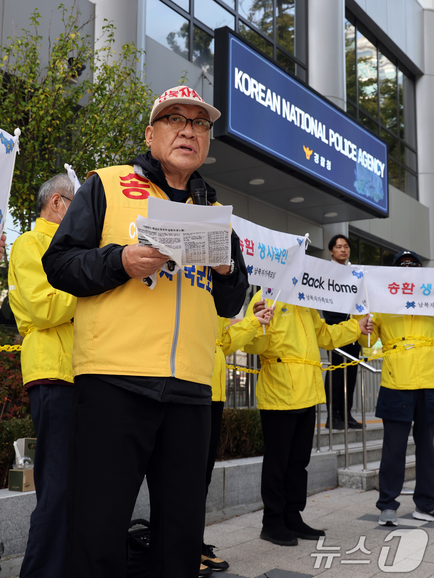 (서울=뉴스1) 황기선 기자 = 최성룡 납북자피해가족연합회 대표가 25일 오후 서울 서대문구 경찰청 앞에서 열린 '대북 전단 제작과 살포 취지 기자회견'에서 발언을 하고 있다.이 …