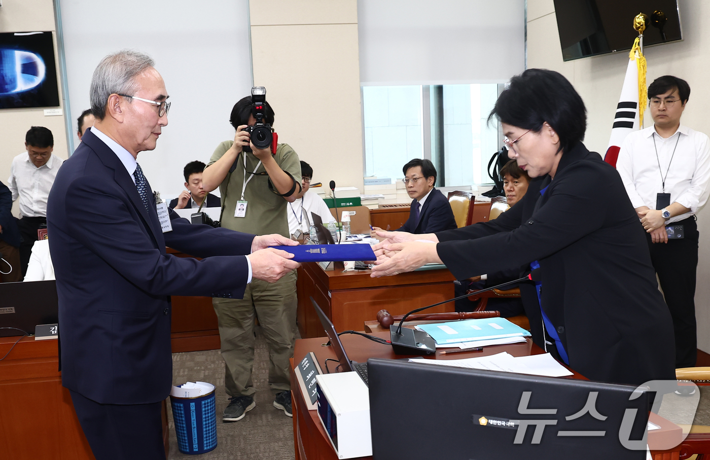 (서울=뉴스1) 김민지 기자 = 김영섭 KT 대표이사가 25일 오후 서울 여의도 국회 과학기술정보방송통신위원회에서 열린 과학기술정보통신부·원자력안전위원회·우주항공청 등에 대한 종합 …