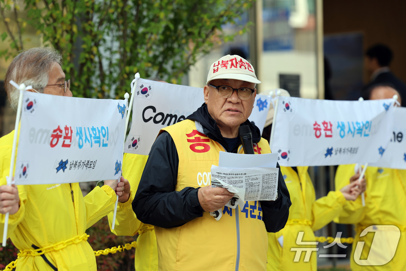 (서울=뉴스1) 황기선 기자 = 최성룡 납북자피해가족연합회 대표가 25일 오후 서울 서대문구 경찰청 앞에서 열린 '대북 전단 제작과 살포 취지 기자회견'에서 발언을 하고 있다.이 …