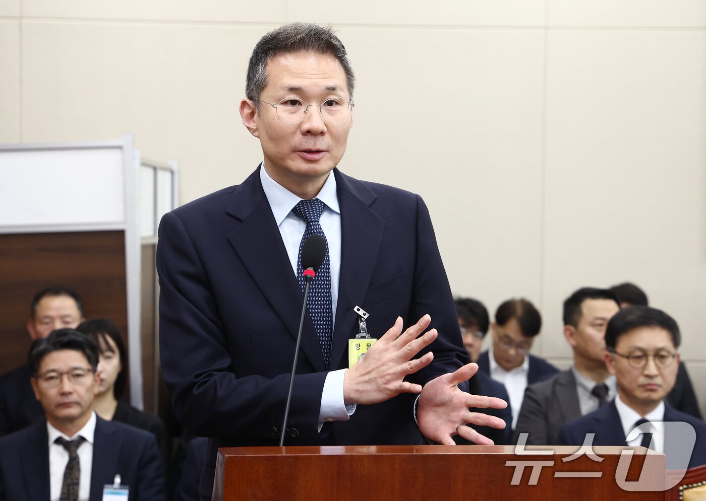 본문 이미지 - 김경훈 구글코리아 대표가 25일 오후 서울 여의도 국회 과학기술정보방송통신위원회에서 열린 과학기술정보통신부·원자력안전위원회·우주항공청 등에 대한 종합 국정감사에서 의원 질의에 답변하고 있다. 2024.10.25/뉴스1 ⓒ News1 김민지 기자