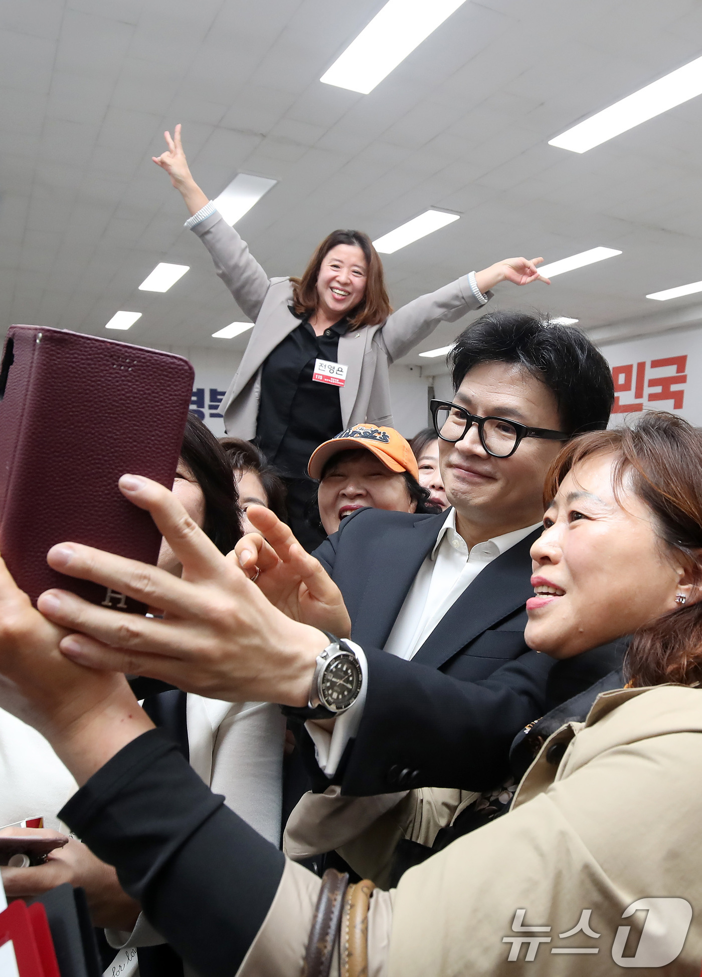 (대구=뉴스1) 공정식 기자 = 한동훈 국민의힘 대표가 25일 오후 대구 수성구 국민의힘 대구시당에서 열린 제18기 대구여성정치아카데미를 찾아 연설한 뒤 참석자들의 요청에 기념촬영 …