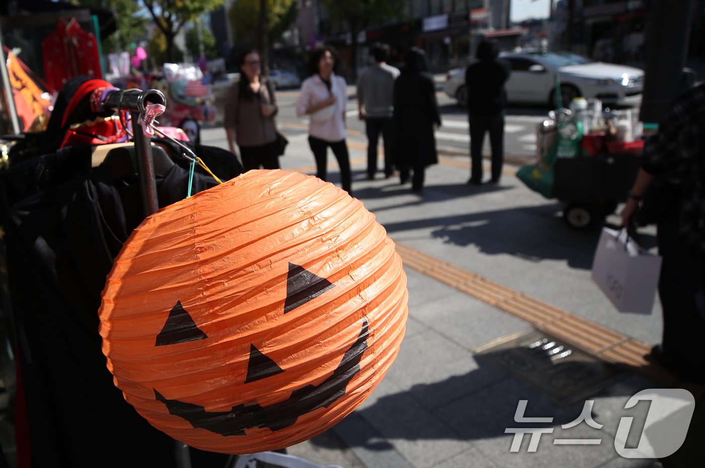 핼러윈 데이를 앞둔 25일 서울 용산구 이태원 거리의 한 상점에 핼러윈 호박등 장식이 걸려 있다. 2024.10.25/뉴스1 ⓒ News1 오대일 기자