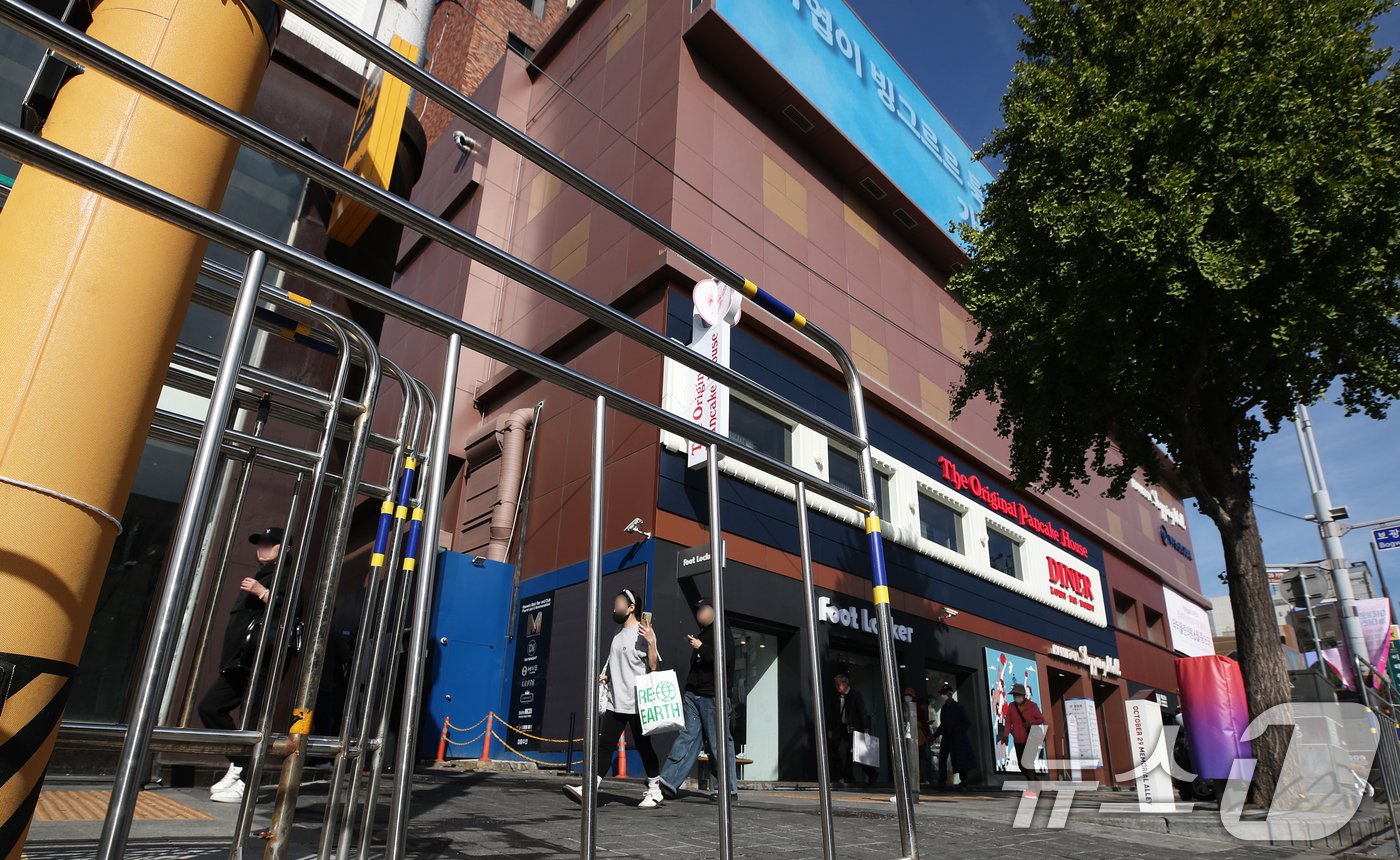 본문 이미지 - 핼러윈 데이를 앞둔 25일 서울 용산구 이태원역 1번 출구 앞 골목 인근에 인파 관리를 위한 안전 펜스가 설치돼 있다.  2024.10.25/뉴스1 ⓒ News1 오대일 기자