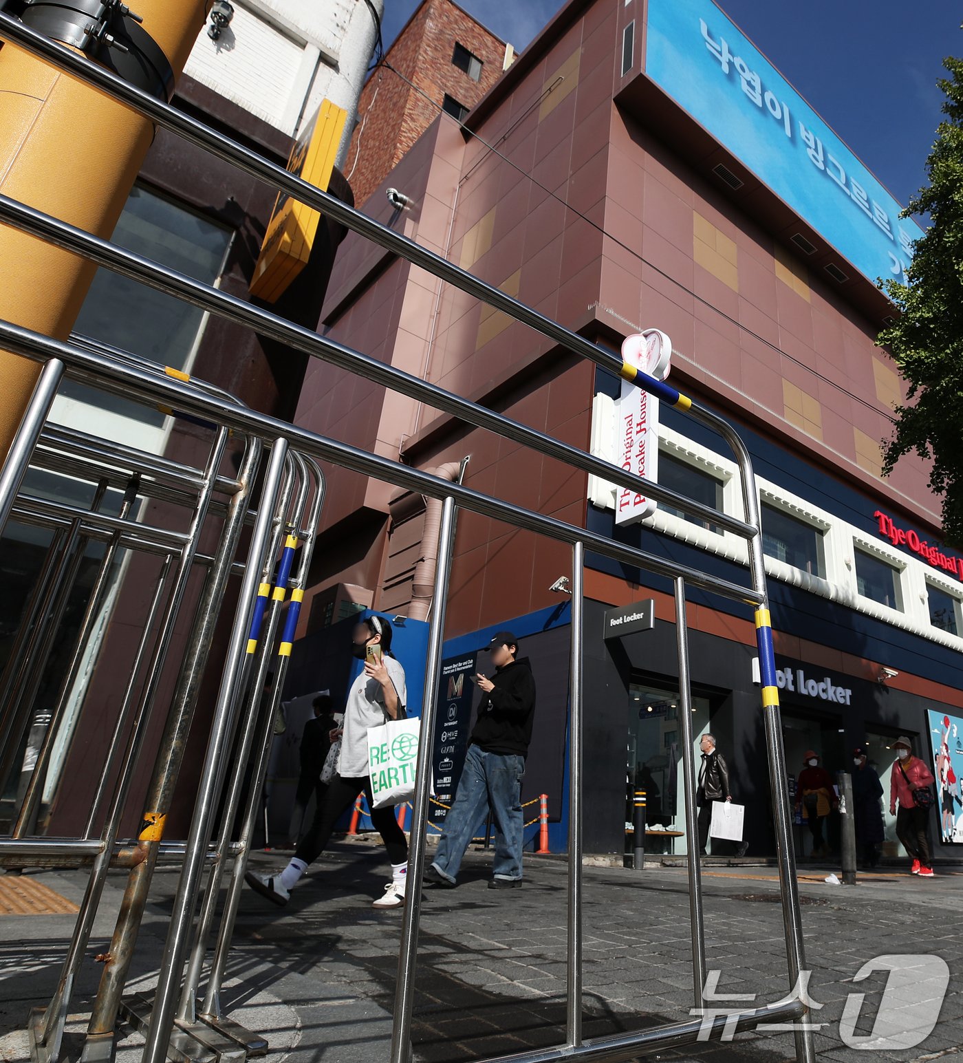 본문 이미지 - 핼러윈 데이를 앞둔 25일 서울 용산구 이태원역 1번 출구 앞 골목 인근에 인파 관리를 위한 안전 펜스가 설치돼 있다.  2024.10.25/뉴스1 ⓒ News1 오대일 기자