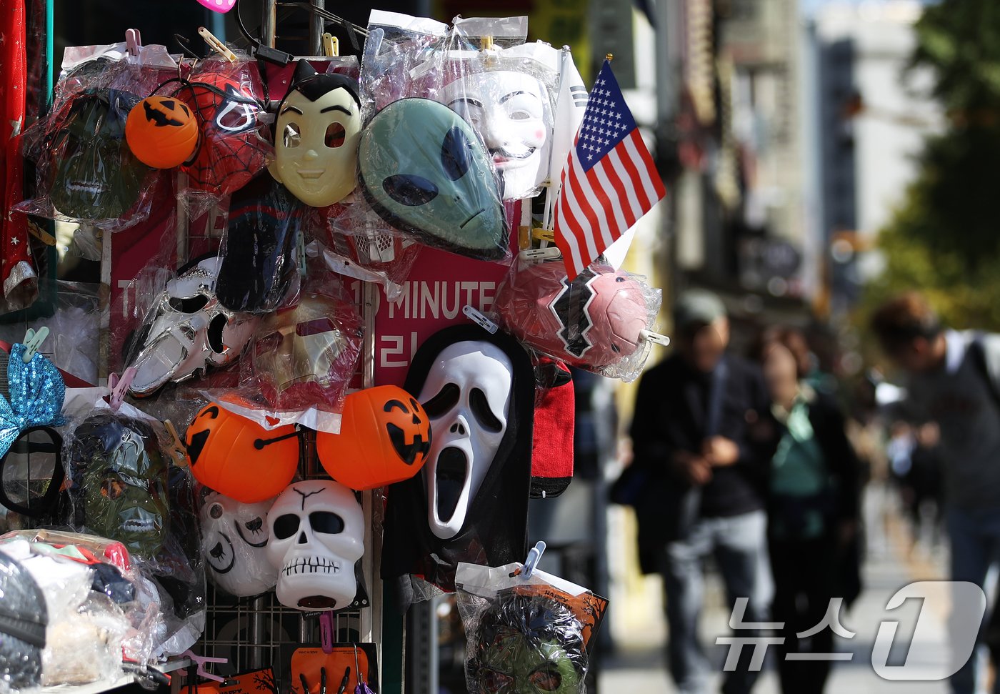 본문 이미지 - 핼러윈 데이를 앞둔 25일 서울 용산구 이태원 거리의 한 상점에 핼러윈 장식이 걸려 있다. 2024.10.25/뉴스1 ⓒ News1 오대일 기자