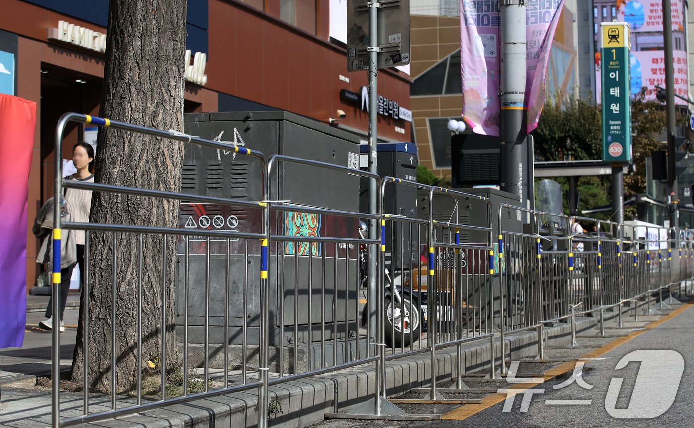 핼러윈 데이를 앞둔 25일 서울 용산구 이태원역 1번 출구 앞 골목 인근에 인파 관리를 위한 안전 펜스가 설치돼 있다. 2024.10.25/뉴스1 ⓒ News1 오대일 기자