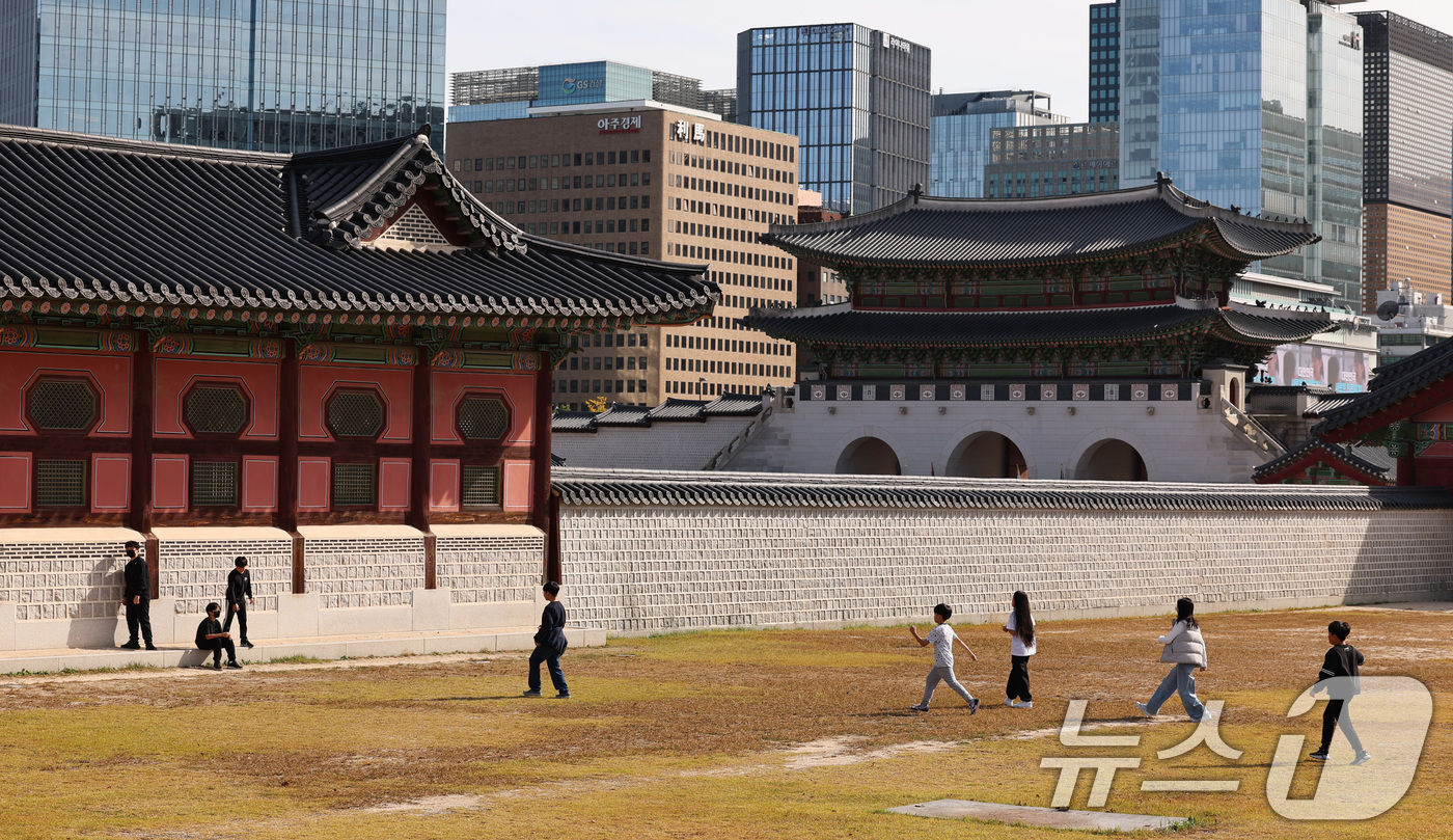 (서울=뉴스1) 구윤성 기자 = 25일 오후 서울 경복궁을 찾은 어린이들이 '무궁화 꽃이 피었습니다' 놀이를 하며 즐거운 시간을 보내고 있다. 2024.10.25/뉴스1