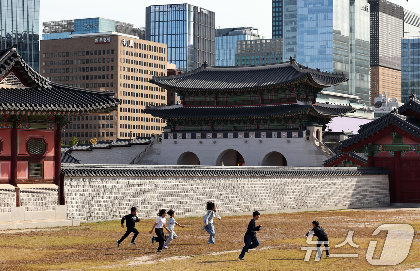 (서울=뉴스1) 구윤성 기자 = 25일 오후 서울 경복궁을 찾은 어린이들이 '무궁화 꽃이 피었습니다' 놀이를 하며 즐거운 시간을 보내고 있다. 2024.10.25/뉴스1