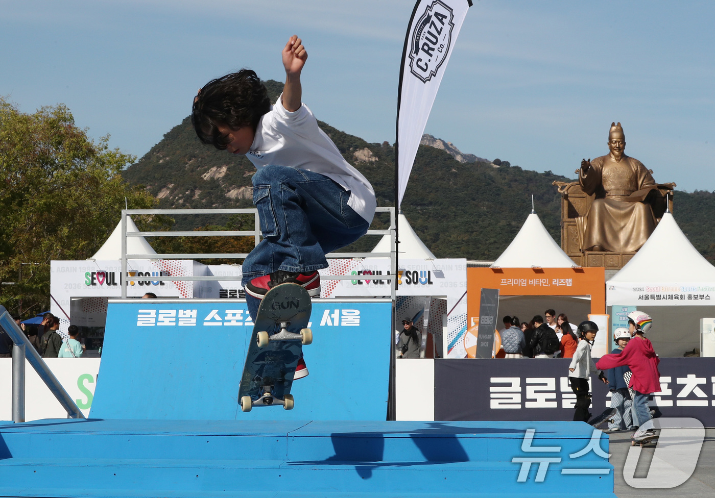 (서울=뉴스1) 박세연 기자 = 25일 서울 광화문광장에서 열린 서울 익스트림 스포츠 페스티벌에서 스케이터가 스케이트묘기를 선보이고 있다.브레이킹, 스케이트 보드, BMX 등 다양 …
