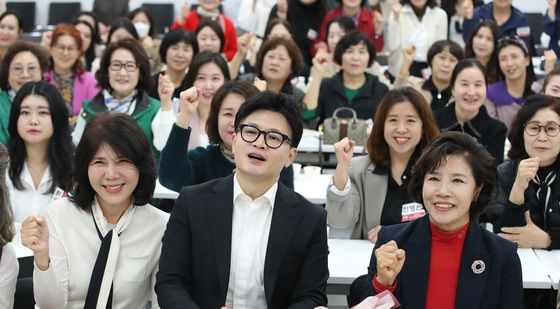 기념촬영하는 한동훈 대표