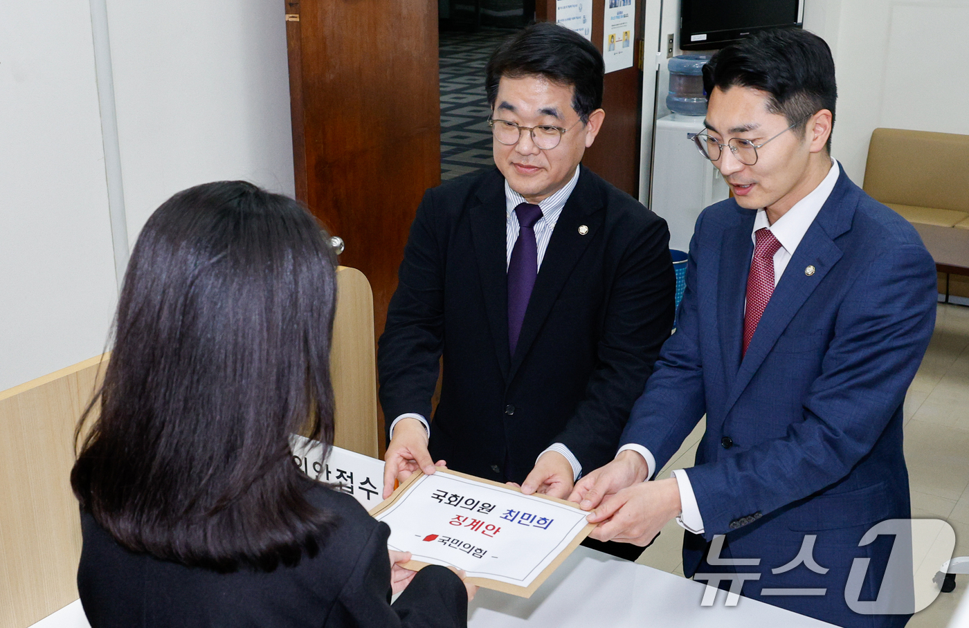 (서울=뉴스1) 안은나 기자 = 배준영 국민의힘 원내수석부대표와 박준태 원내대변인이 25일 오후 서울 여의도 국회 의안과에서 최민희 더불어민주당 의원(국회 과학기술정보방송통신위원회 …