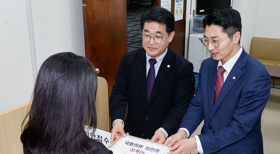 국민의힘, 최민희 과방위원장 징계안 제출