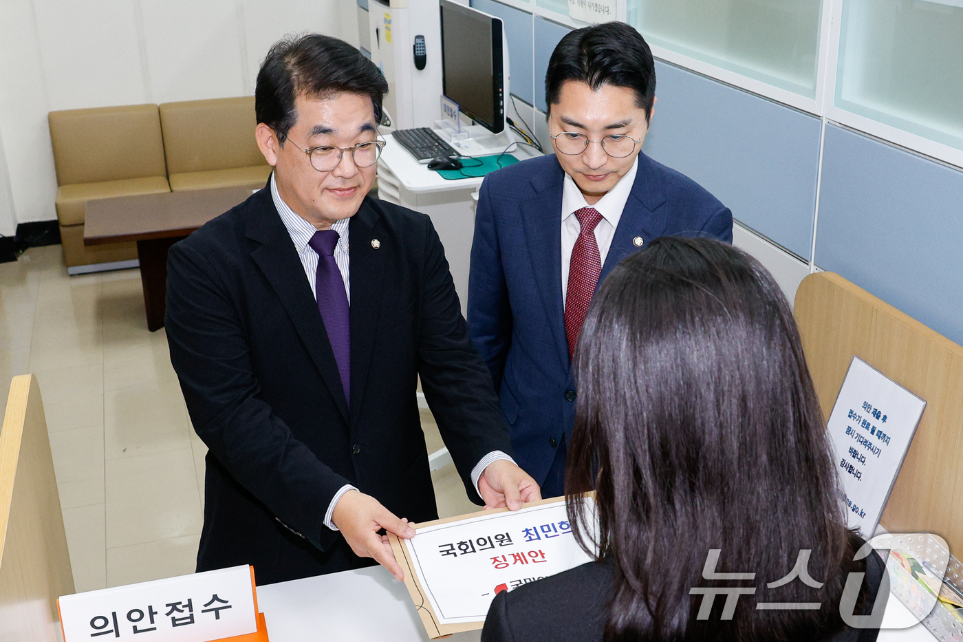 (서울=뉴스1) 안은나 기자 = 배준영 국민의힘 원내수석부대표(왼쪽)와 박준태 원내대변인이 25일 오후 서울 여의도 국회 의안과에서 최민희 더불어민주당 의원(국회 과학기술정보방송통 …