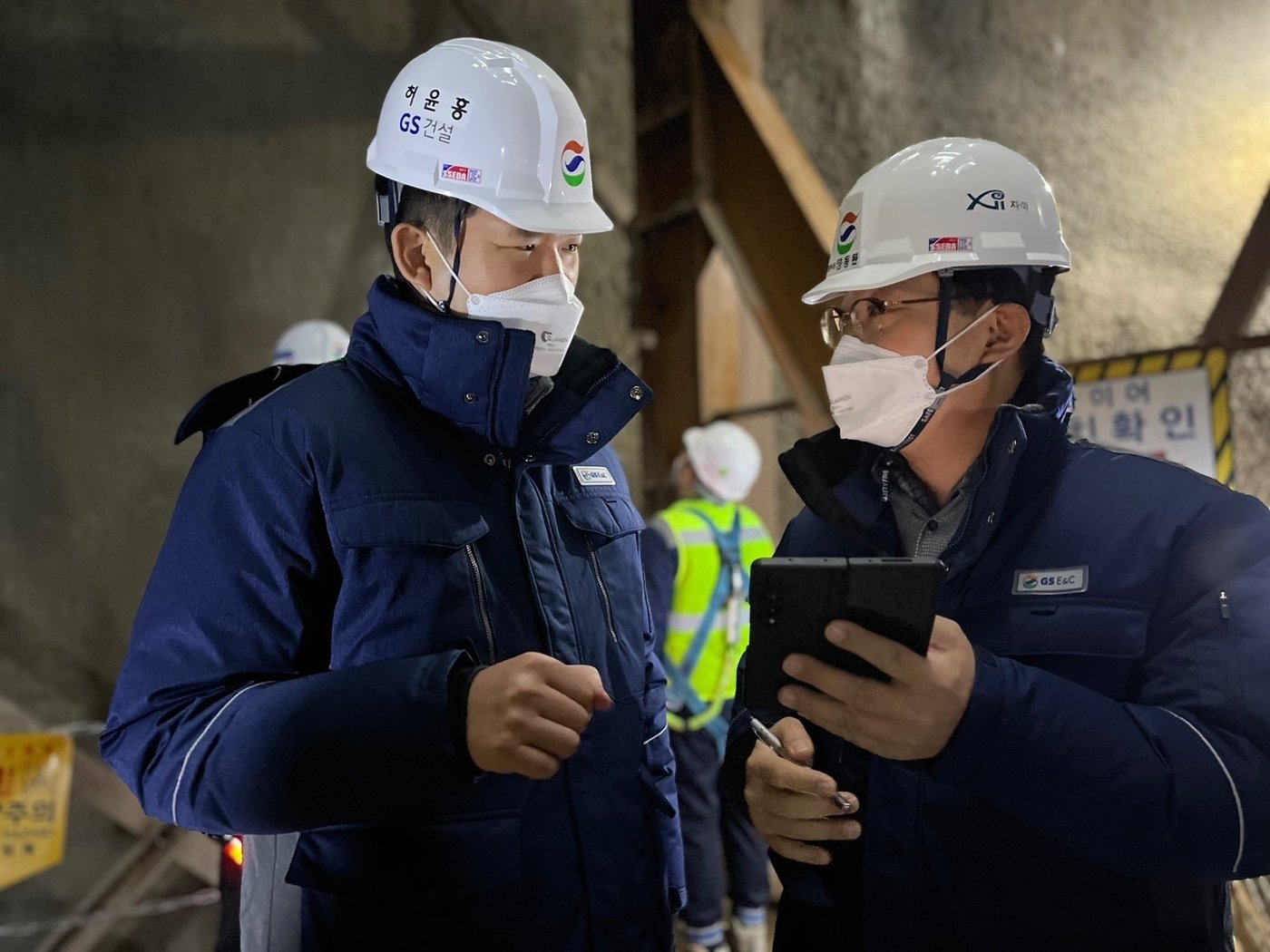 본문 이미지 - 허윤홍 GS건설 대표(왼쪽)가 신림~봉천 터널도로건설공사 현장에서 현장 관계자의 이야기를 청취하고 있는 모습(GS건설 제공).
