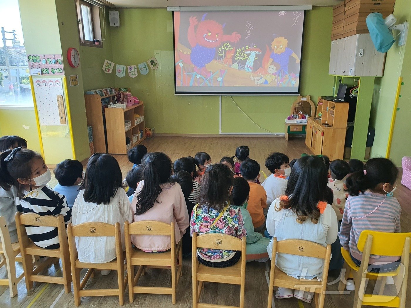 아토피 예방법이 담긴 애니메이션을 시청하는 어린이들.&#40;제주도 제공&#41;