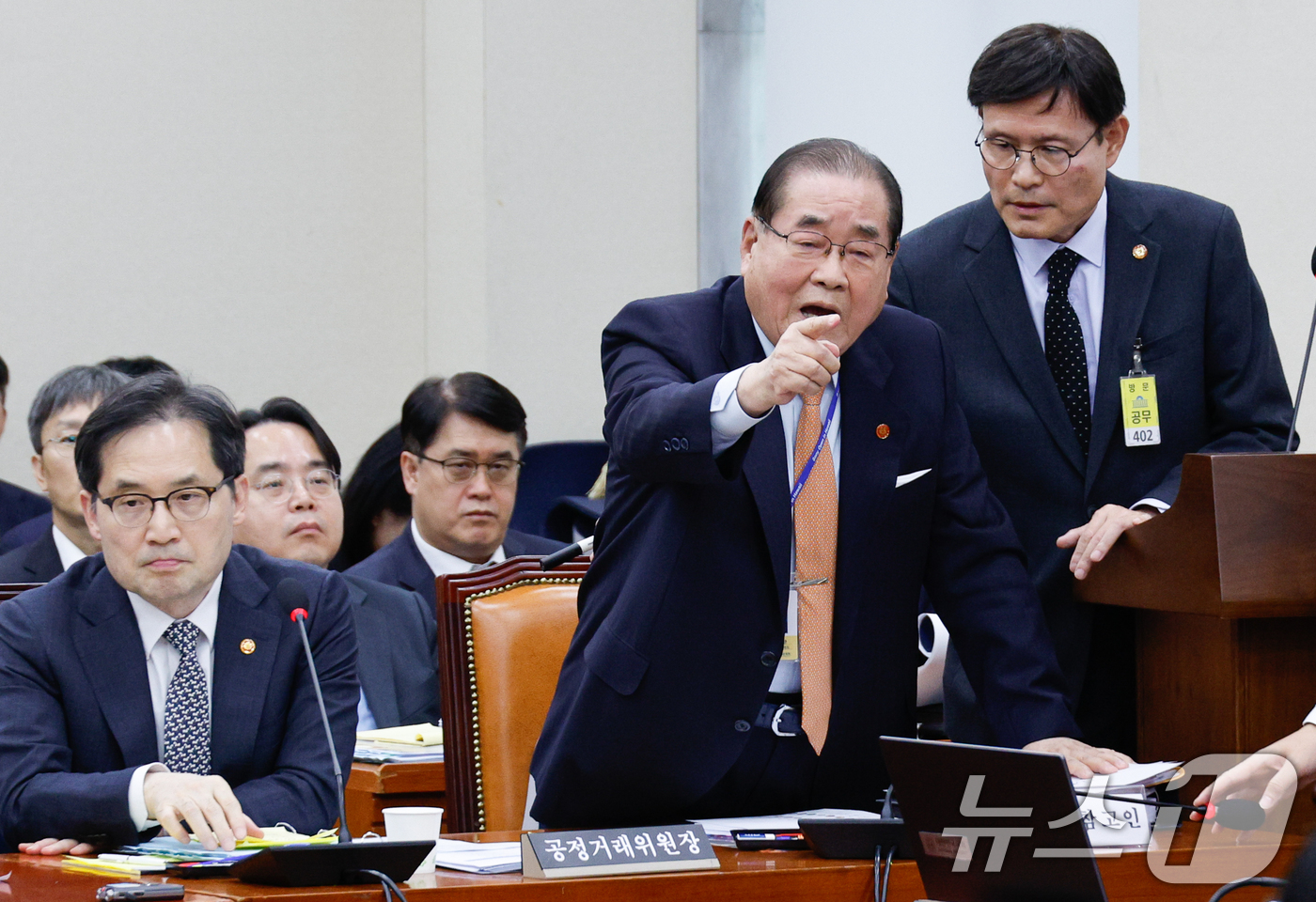 (서울=뉴스1) 안은나 기자 = 이종찬 광복회장이 25일 오후 서울 여의도 국회 정무위원회에서 열린 국가보훈부·국무조정실·공정위·권익위 등 종합 국정감사에 출석해 유영하 국민의힘 …