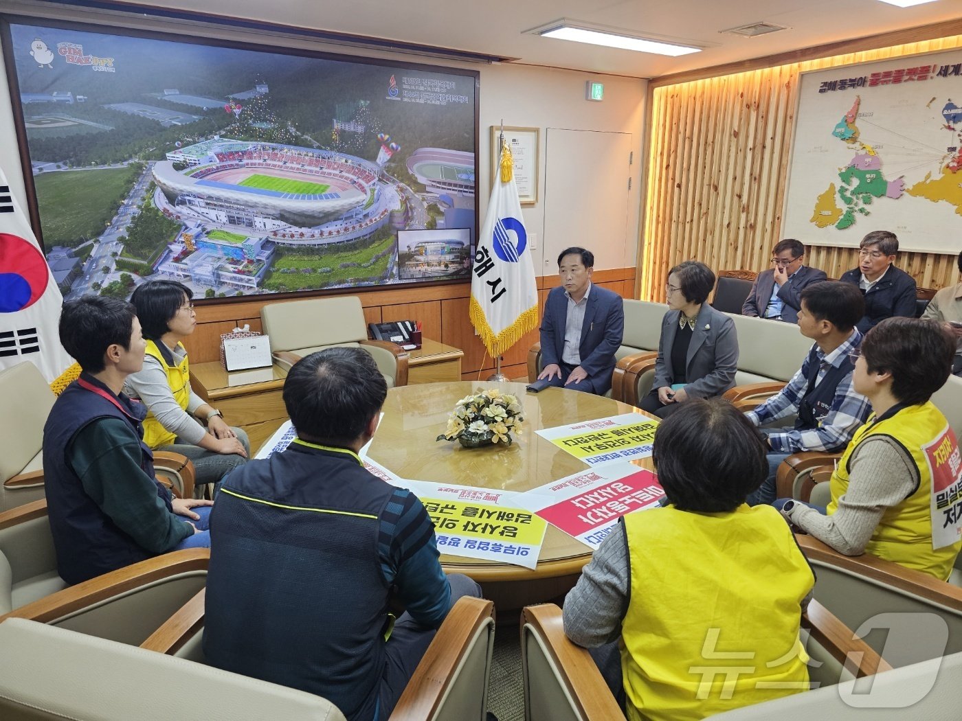 25일 마트노조와 김해시 관계자들이 마트 의무 휴업일 변경과 관련해 대화를 나누고 있다. 2024.10.25 ⓒ 뉴스1 박민석 기자