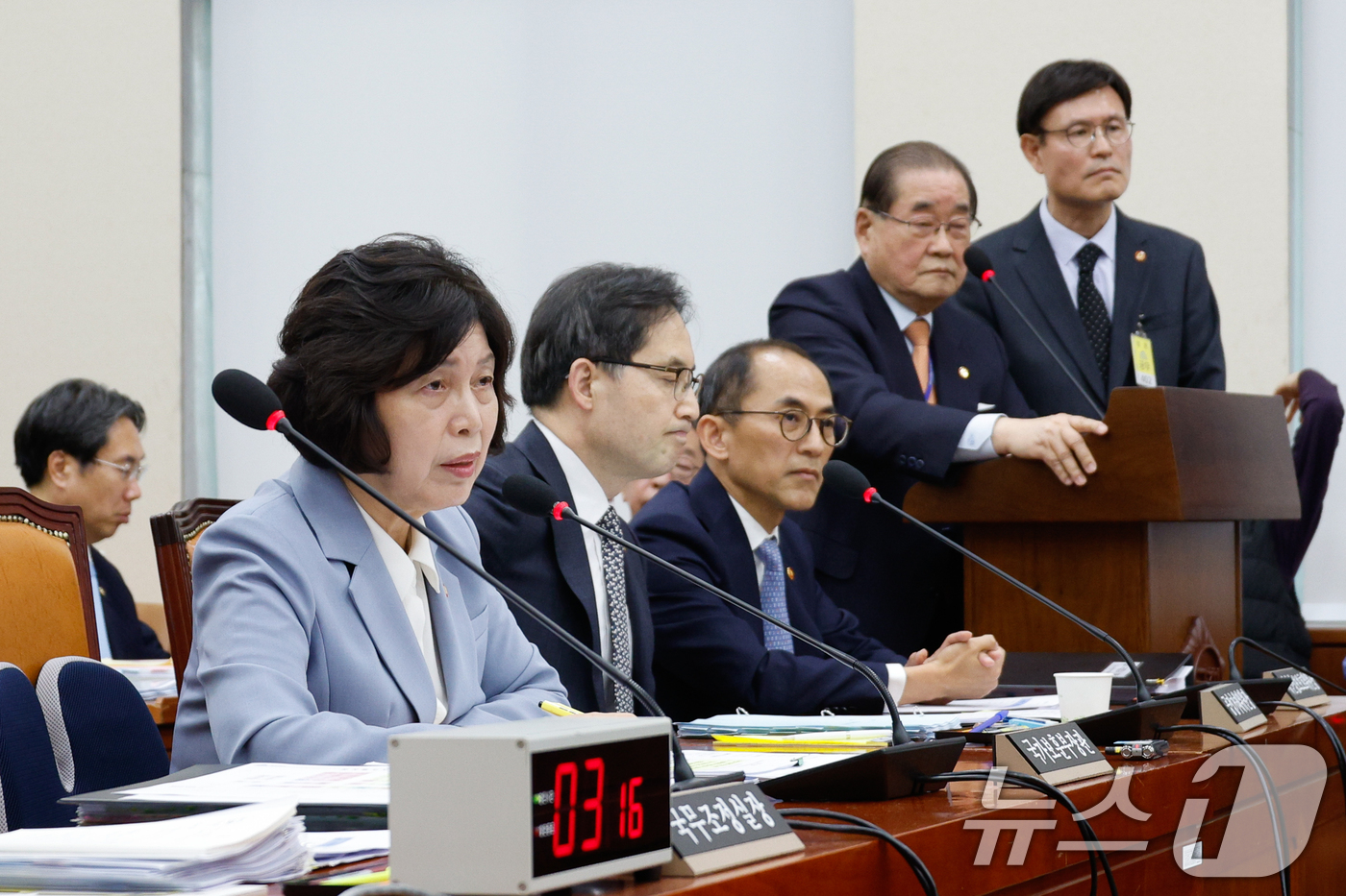 (서울=뉴스1) 안은나 기자 = 강정애 국가보훈부 장관이 25일 오후 서울 여의도 국회 정무위원회에서 열린 국가보훈부·국무조정실·공정위·권익위 등 종합 국정감사에서 의원 질의에 답 …