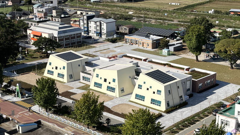 본문 이미지 - 공간재구조화 사업으로 새롭게 단장한 장흥 대덕초등학교 전경 (전남도교육청 제공)/뉴스1    