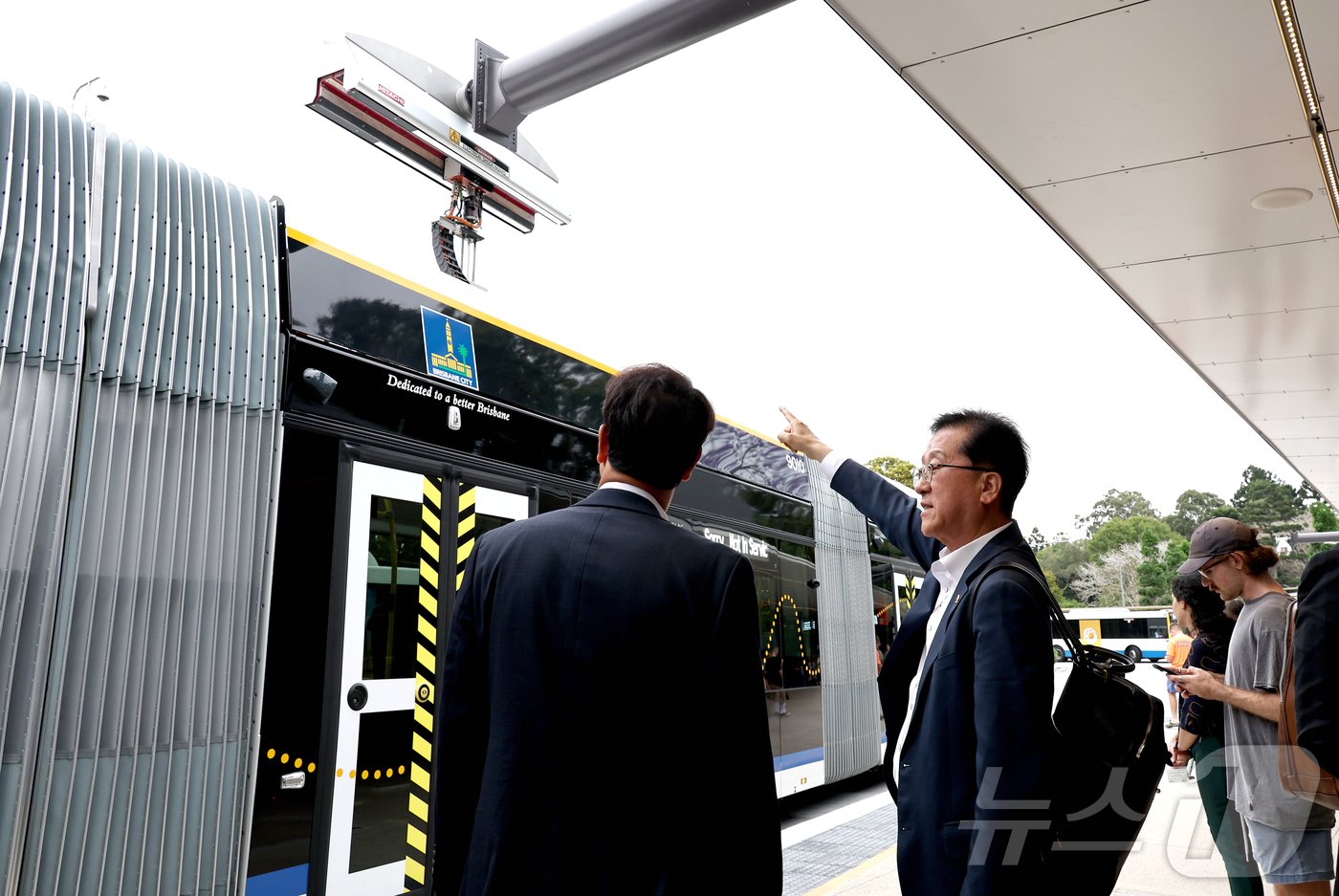 본문 이미지 - 호주를 방문 중인 대전시의회 조원휘 의장과 이상래 의원이 24일(현지시간) 브리즈번 무궤도 트램을 살펴보고 있다.(대전시의회 제공)/뉴스1 ⓒ News1 김경훈 기자