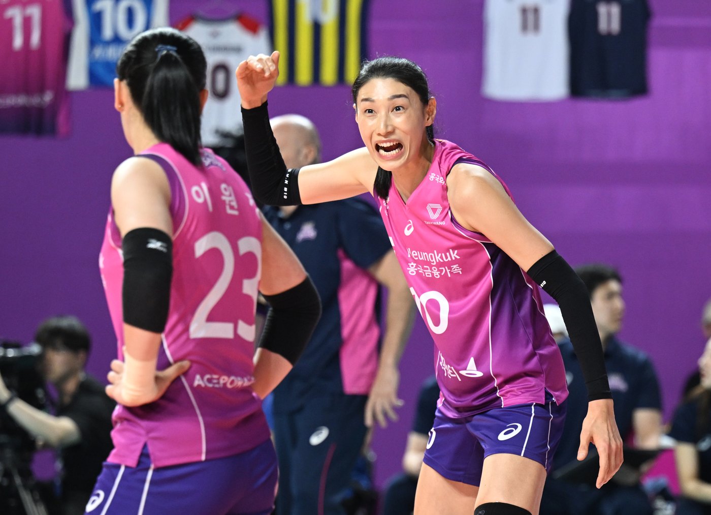 본문 이미지 - 흥국생명의 김연경(오른쪽)(KOVO 제공) 