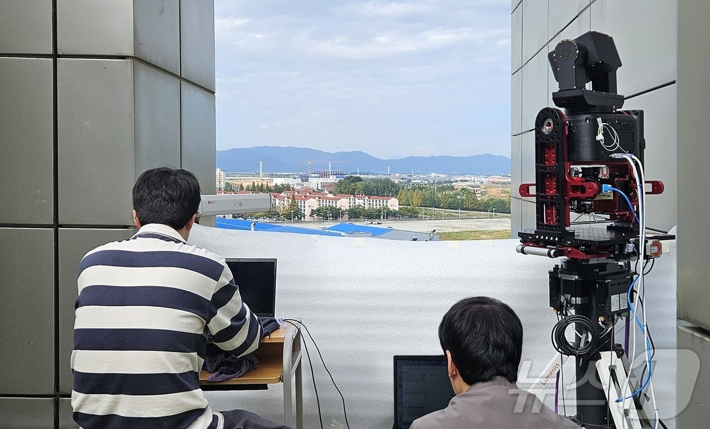 본문 이미지 - 한화시스템이 광주과학기술원 고등광기술연구소에서 ISL 중거리 통신 시연을 수행하고 있는 모습.&#40;한화시스템 제공&#41; 