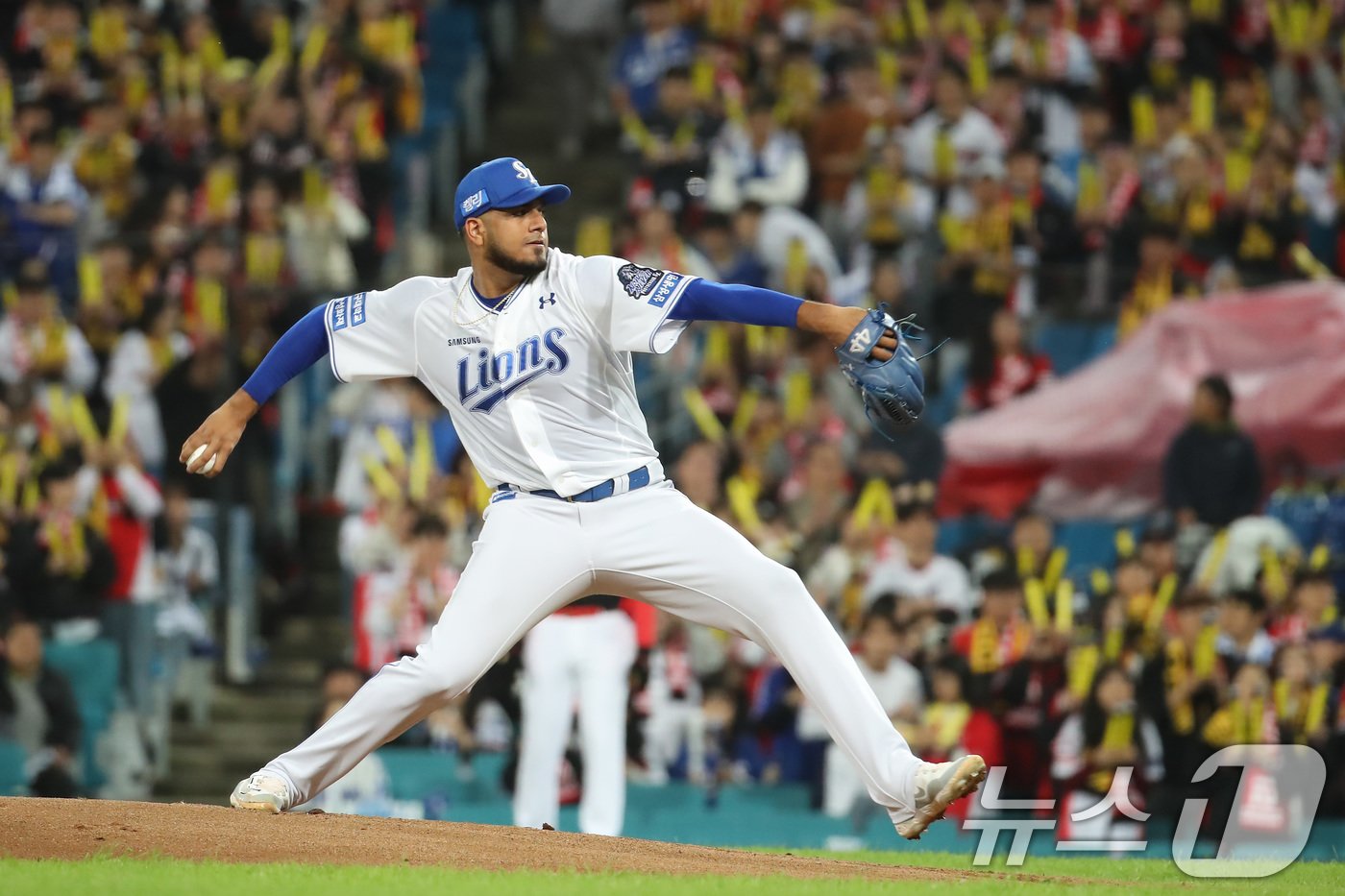 25일 오후 대구 삼성라이온즈파크에서 열린 프로야구 &#39;2024 신한 SOL 뱅크 KBO 포스트시즌&#39; 한국시리즈 3차전 KIA 타이거즈와 삼성 라이온즈의 경기, 1회초 삼성 선발 레예스가 역투하고 있다. 2024.10.25/뉴스1 ⓒ News1 공정식 기자