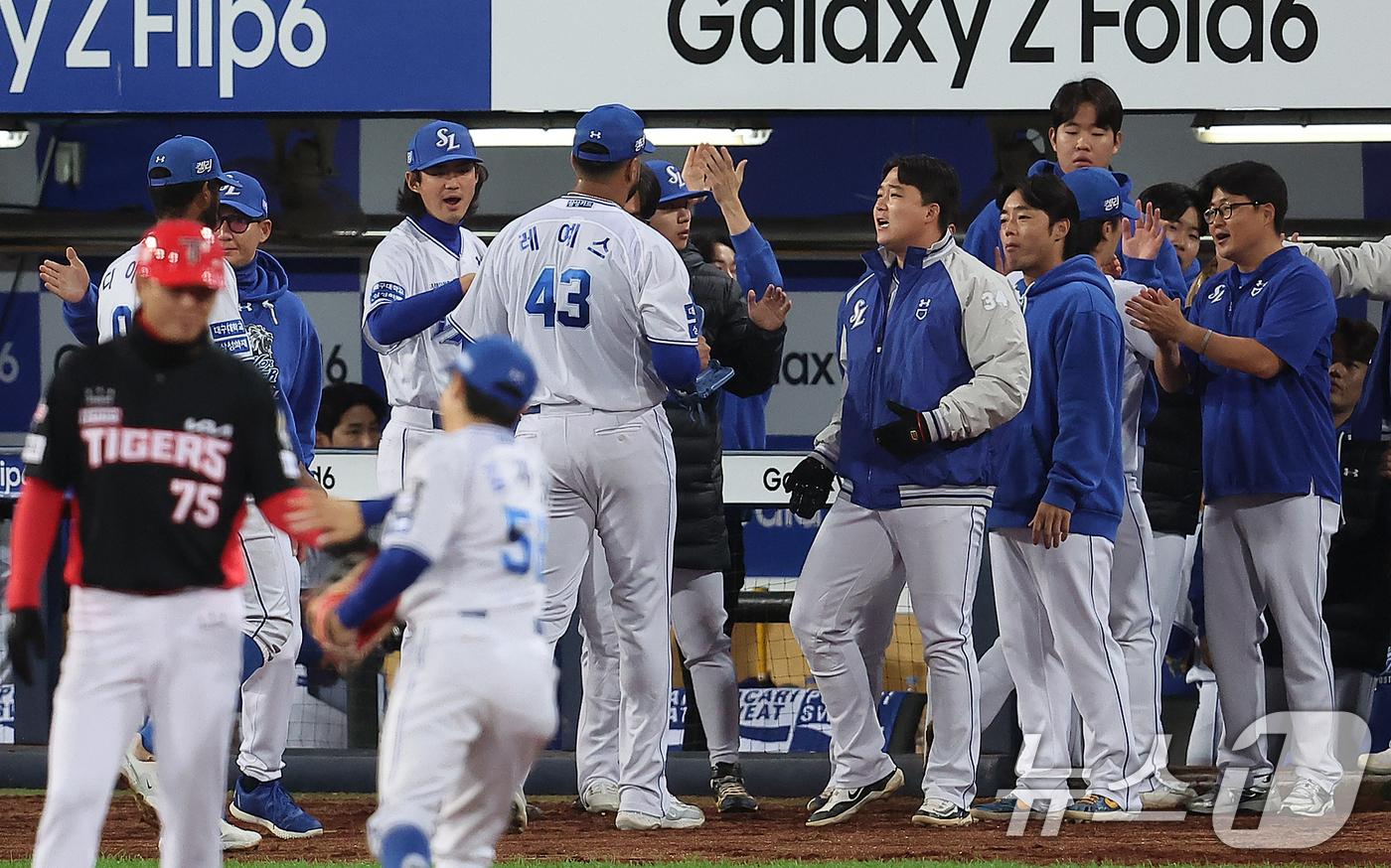 (대구=뉴스1) 김진환 기자 = 25일 오후 대구 삼성라이온즈파크에서 열린 프로야구 '2024 신한 SOL 뱅크 KBO 포스트시즌' 한국시리즈 3차전 KIA 타이거즈와 삼성 라이온 …