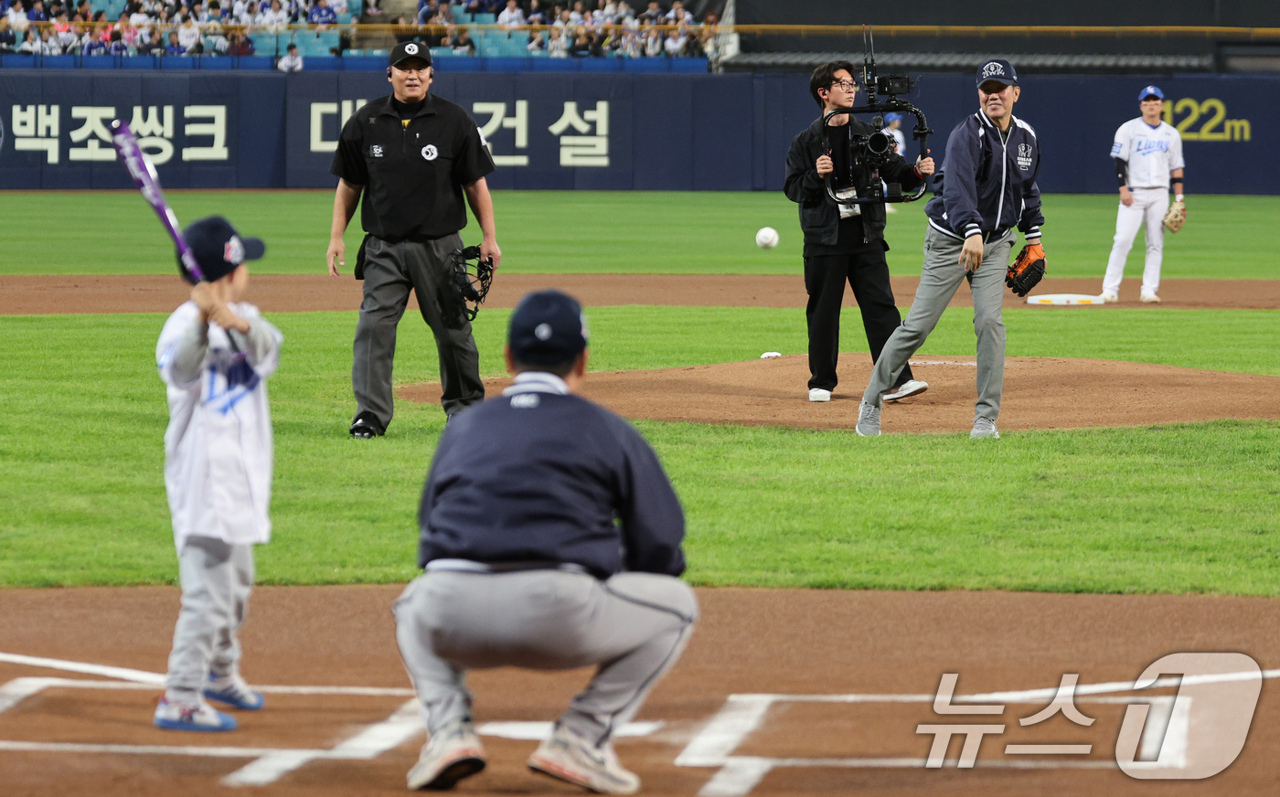 (대구=뉴스1) 장수영 기자 = 25일 오후 대구 삼성라이온즈파크에서 열린 프로야구 '2024 신한 SOL 뱅크 KBO 포스트시즌' 한국시리즈 3차전 KIA 타이거즈와 삼성 라이온 …