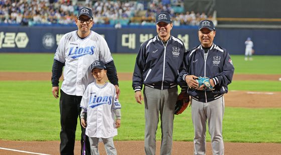 한국시리즈 3차전 시구 시포 나선 삼성 레전드