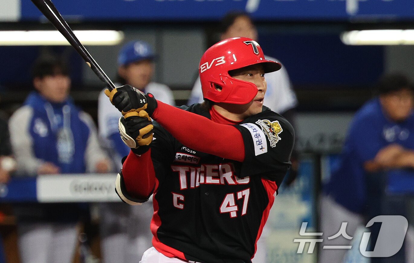 본문 이미지 - 25일 오후 대구 삼성라이온즈파크에서 열린 프로야구 &#39;2024 신한 SOL 뱅크 KBO 포스트시즌&#39; 한국시리즈 3차전 KIA 타이거즈와 삼성 라이온즈의 경기 2회초 KIA 공격 1사 상황에서 나성범이 안타를 치고 있다. 2024.10.25/뉴스1 ⓒ News1 장수영 기자