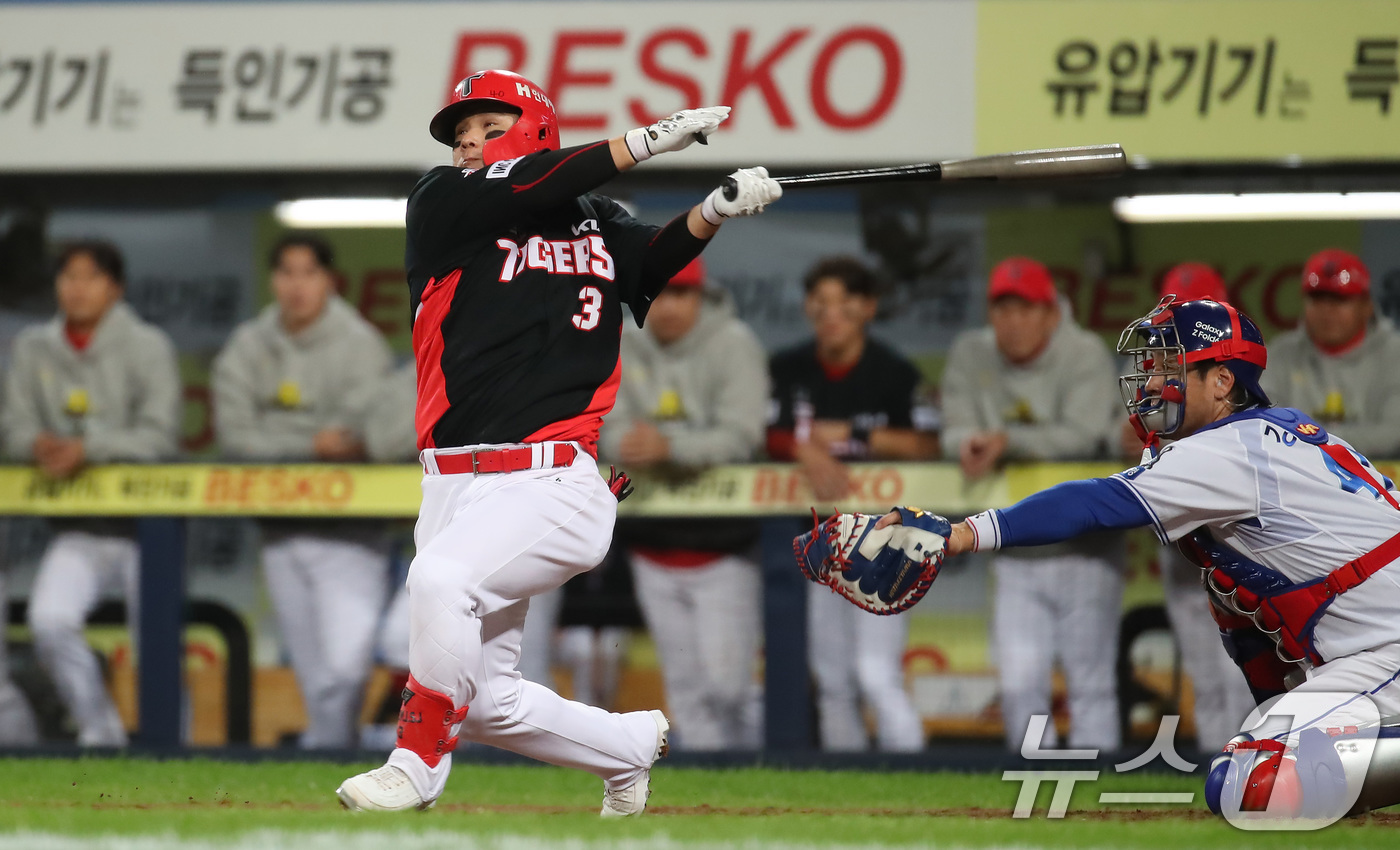 (대구=뉴스1) 공정식 기자 = 25일 오후 대구 삼성라이온즈파크에서 열린 프로야구 '2024 신한 SOL 뱅크 KBO 포스트시즌' 한국시리즈 3차전 KIA 타이거즈와 삼성 라이온 …