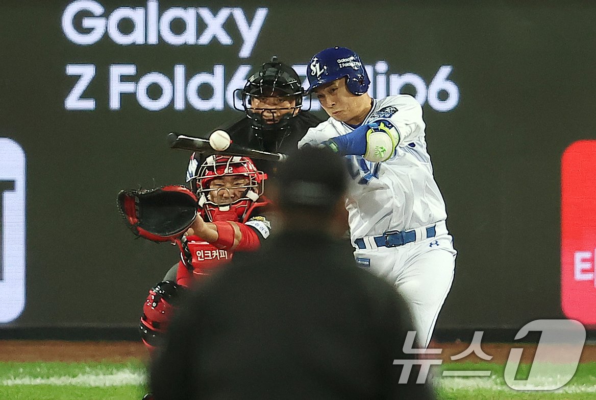 25일 오후 대구 삼성라이온즈파크에서 열린 프로야구 &#39;2024 신한 SOL 뱅크 KBO 포스트시즌&#39; 한국시리즈 3차전 KIA 타이거즈와 삼성 라이온즈의 경기, 삼성 김헌곤이 2회말 1사 안타를 치고 있다. 2024.10.25/뉴스1 ⓒ News1 김진환 기자